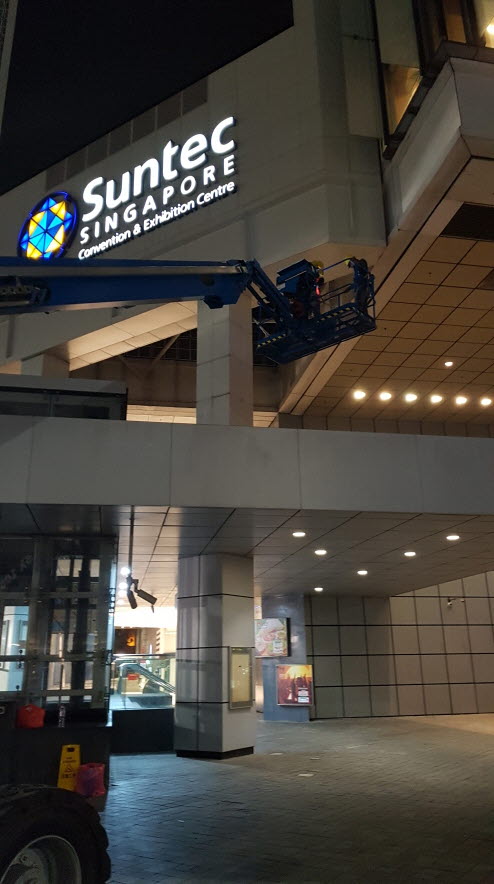 LED big digital screen at suntec mall